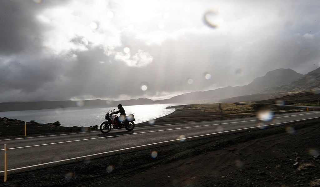 Guidare la moto su asfalto bagnato: i consigli da seguire