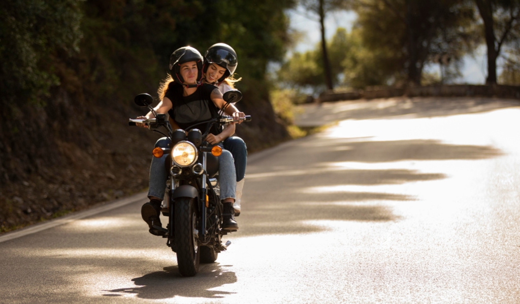 In moto con il passeggero: guida e consigli